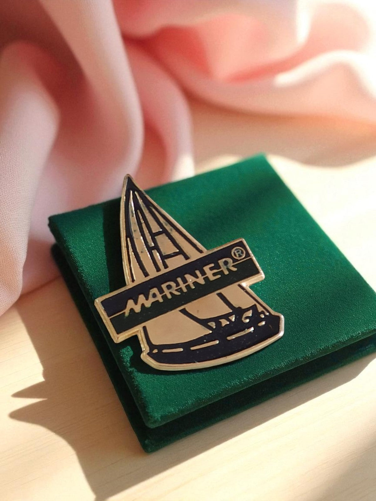 Pin's vintage MARINER voilier bleu édition limitée publicitaire rare