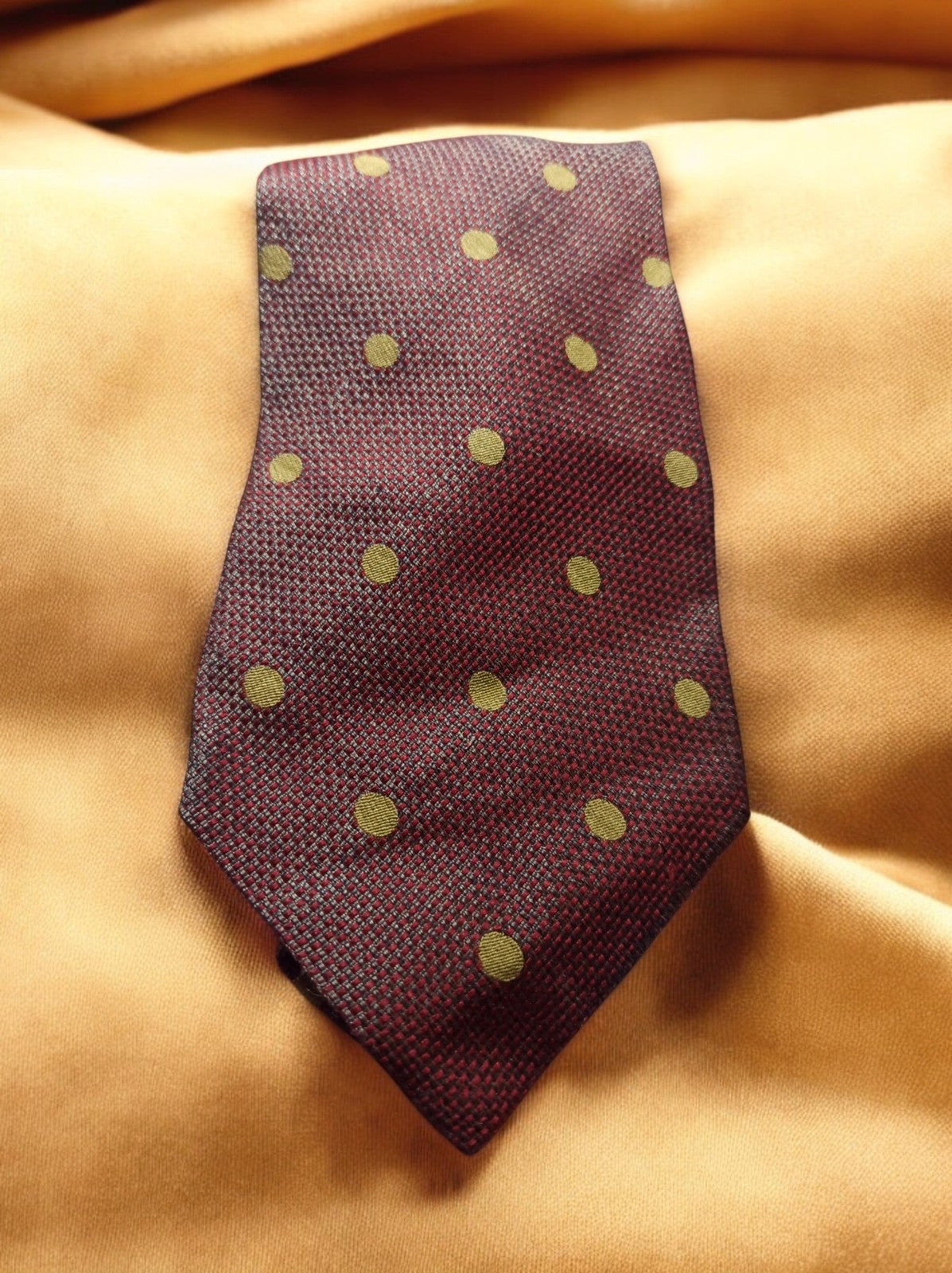 Cravate vintage Giorgio Armani soie bordeaux à pois jaunes, élégance rétro