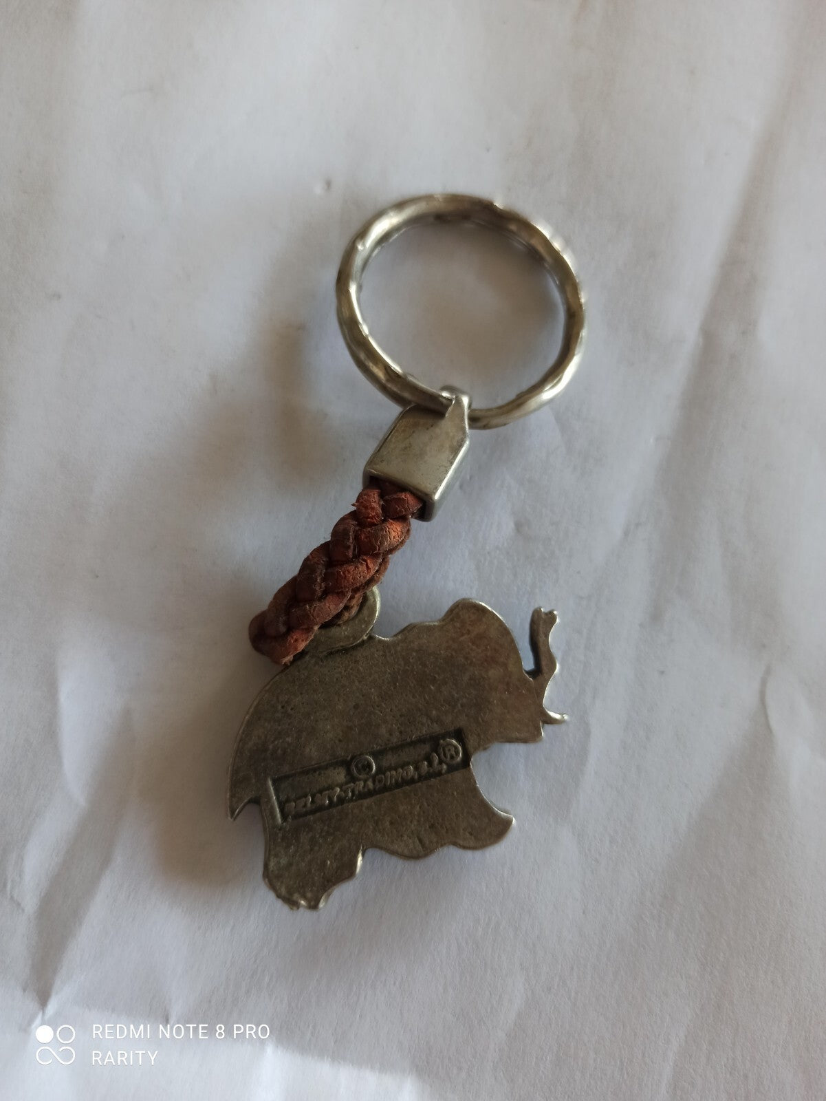 Porte-clés éléphant Selmy Trading vintage, aspect laiton, tressage cuir