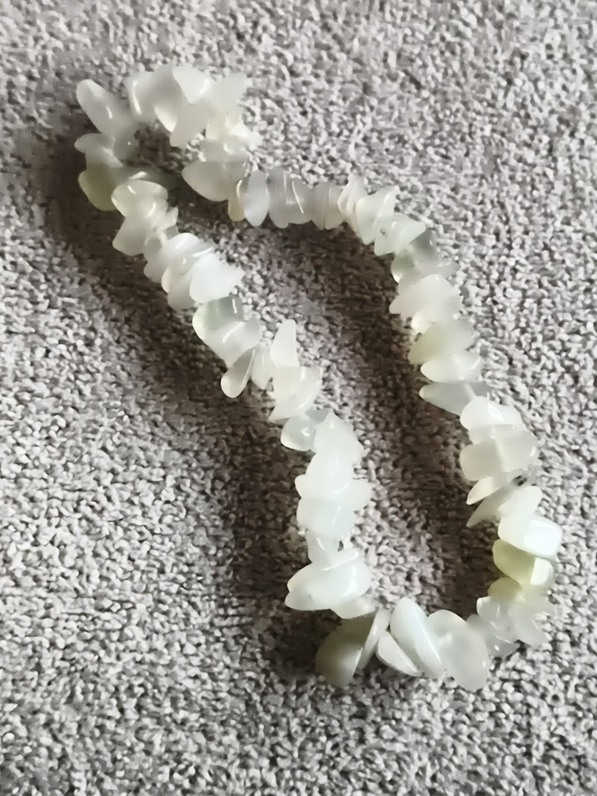 Bracelet pierres naturelles blanc translucide – chips minéraux – bijou élastique