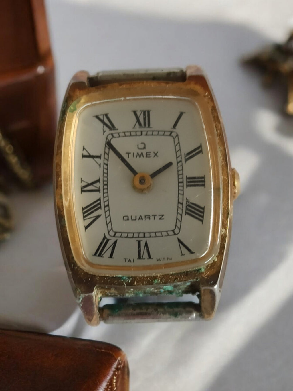 Montre femme Timex vintage quartz cadran romain doré ancien non testée