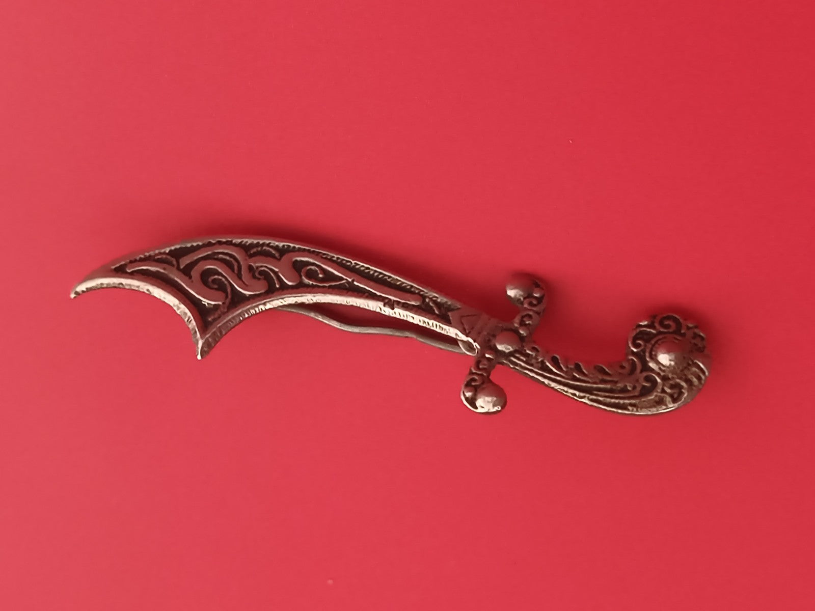 Broche ancienne sabre oriental décor ajouré vintage bijou fantaisie épingle