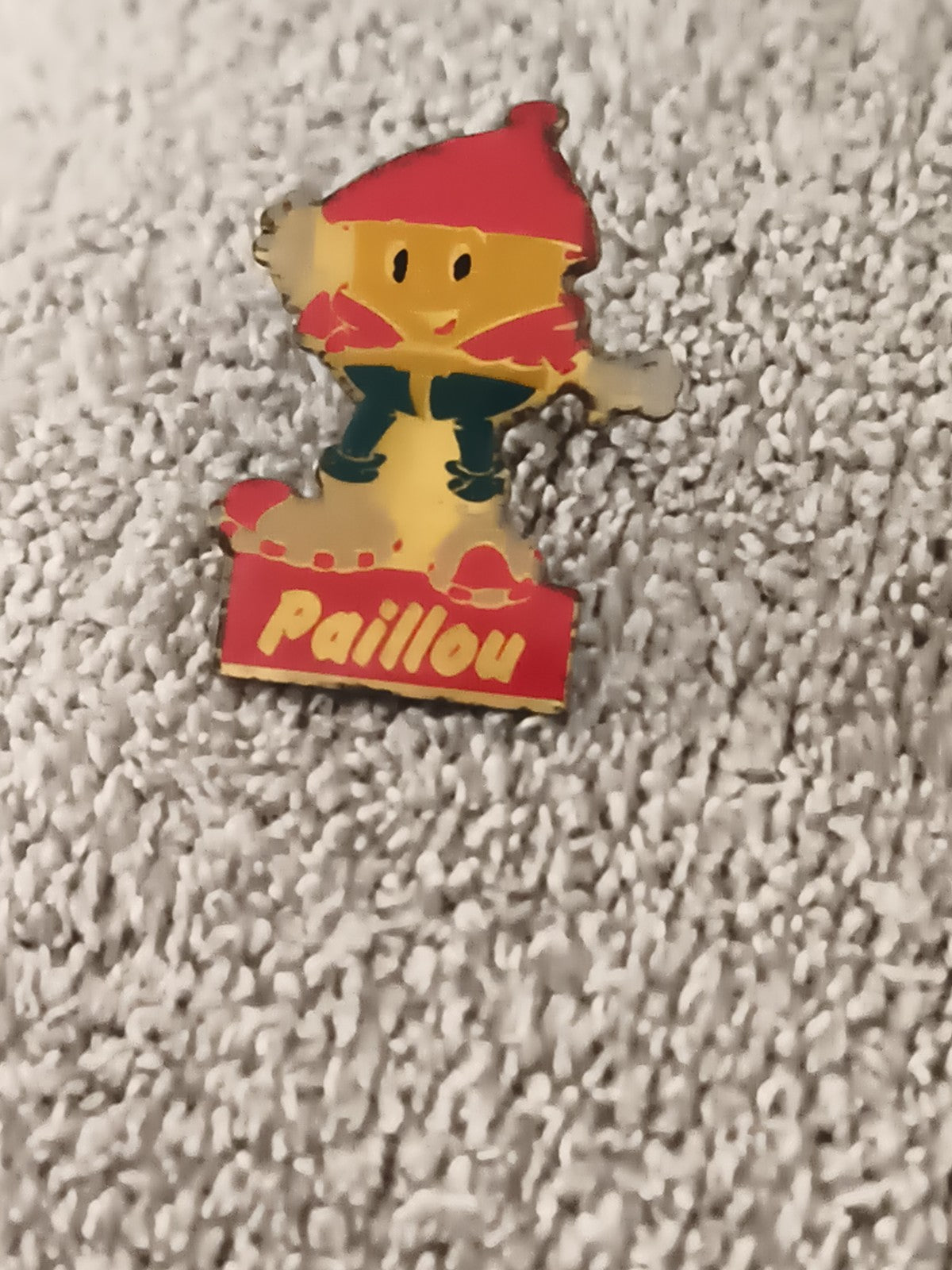 Pin's vintage Paillou personnage rouge jaune, badge émaillé années 90 (Ref 7)