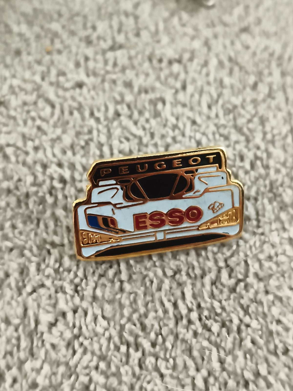 Pin's Peugeot Esso vintage voiture course bleu doré années 90 (Ref 2)