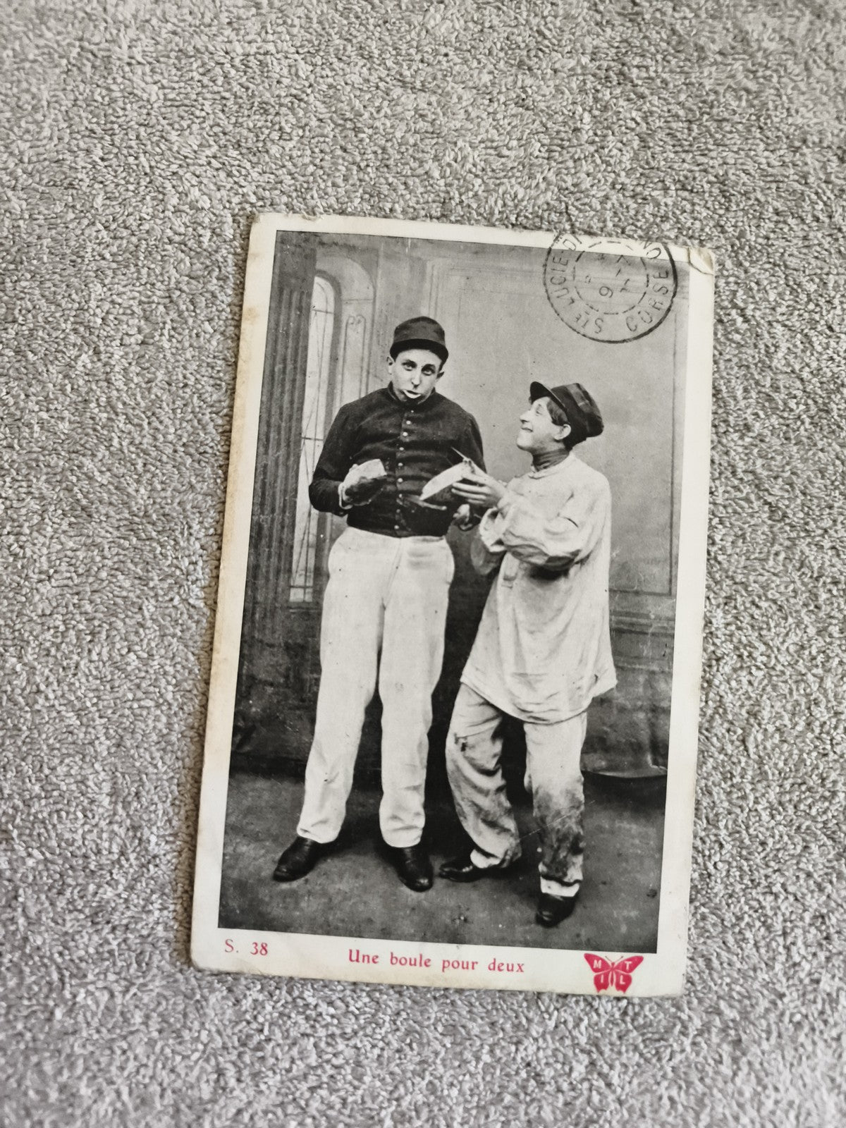 CPA humoristique S.38 "Une boule pour deux" mime clown noir et blanc