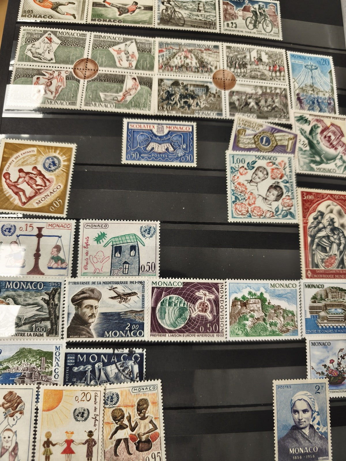 Lot de timbres Monaco thématiques sports, enfance, architecture, couleurs variée