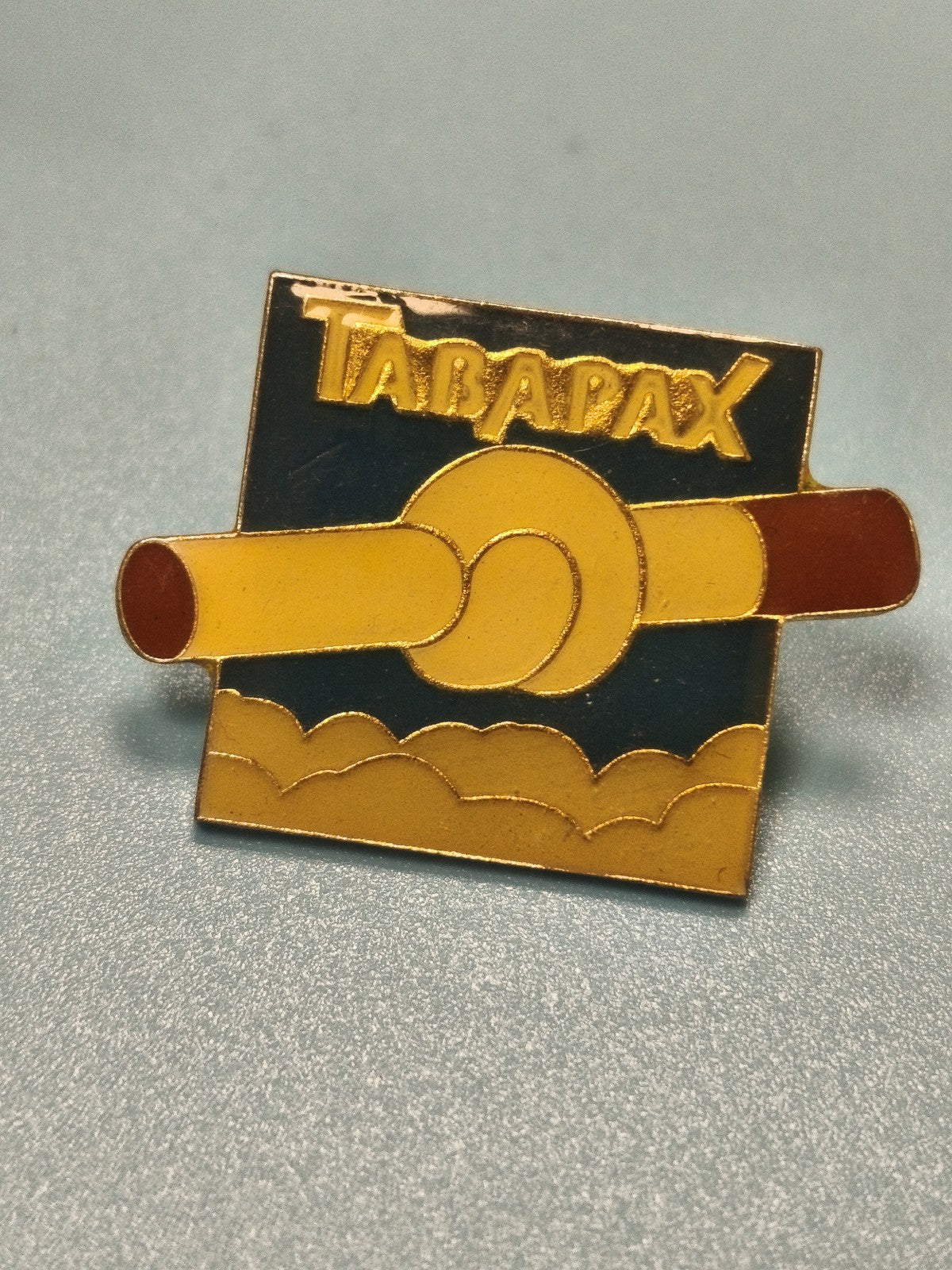 Vintage pin's Tabapax cigarette émaillé jaune bleu collection tabac ancien