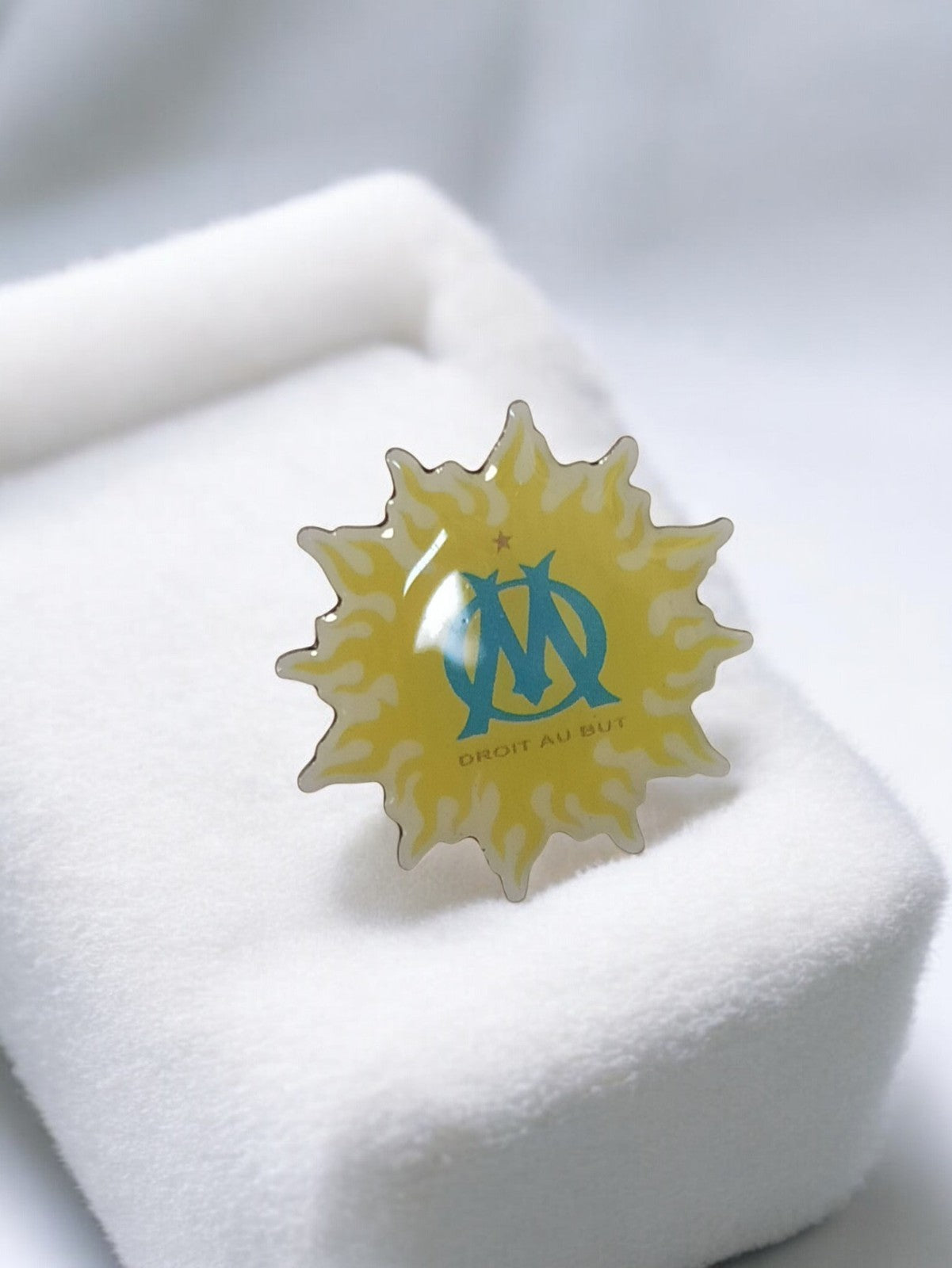 Pin's vintage Olympique de Marseille OM soleil logo bleu rétro supporter ancien
