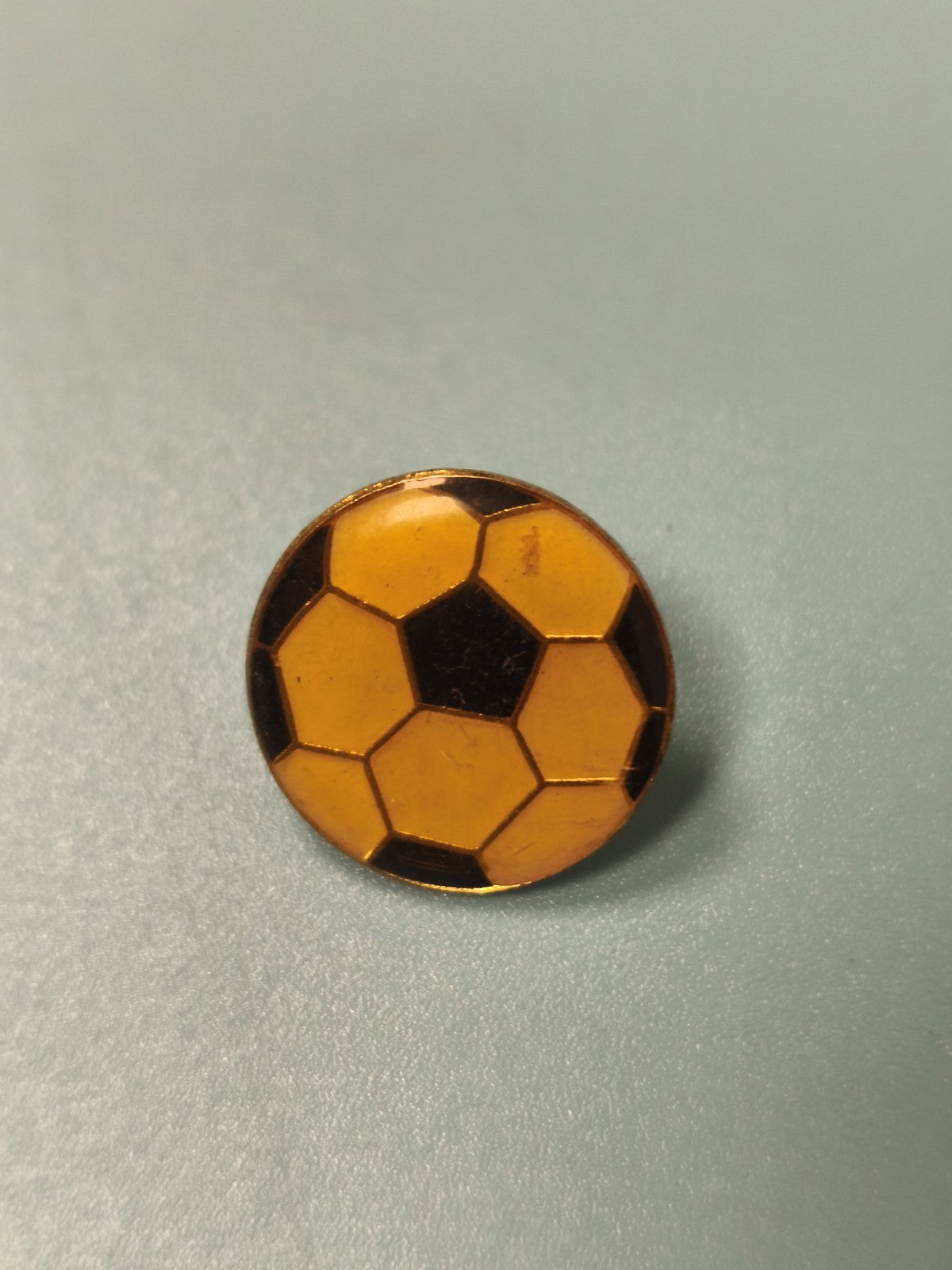 Vintage pin's football ballon rond jaune noir collection sport rétro