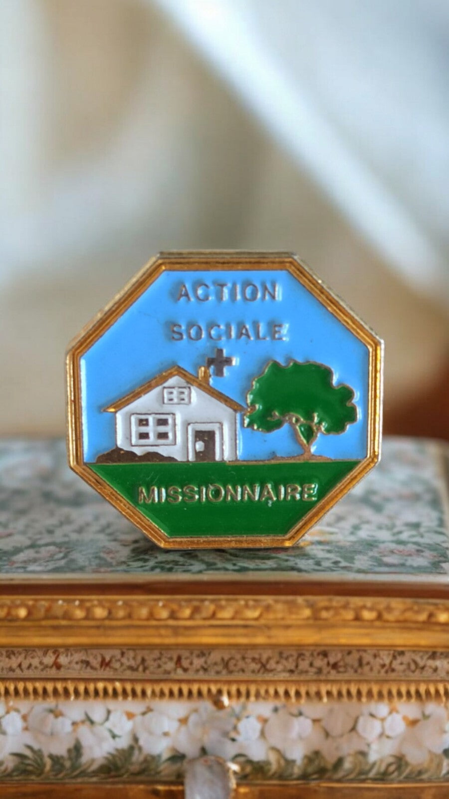 Pin's vintage Action Sociale missionnaire octogonal rétro émaillé rare
