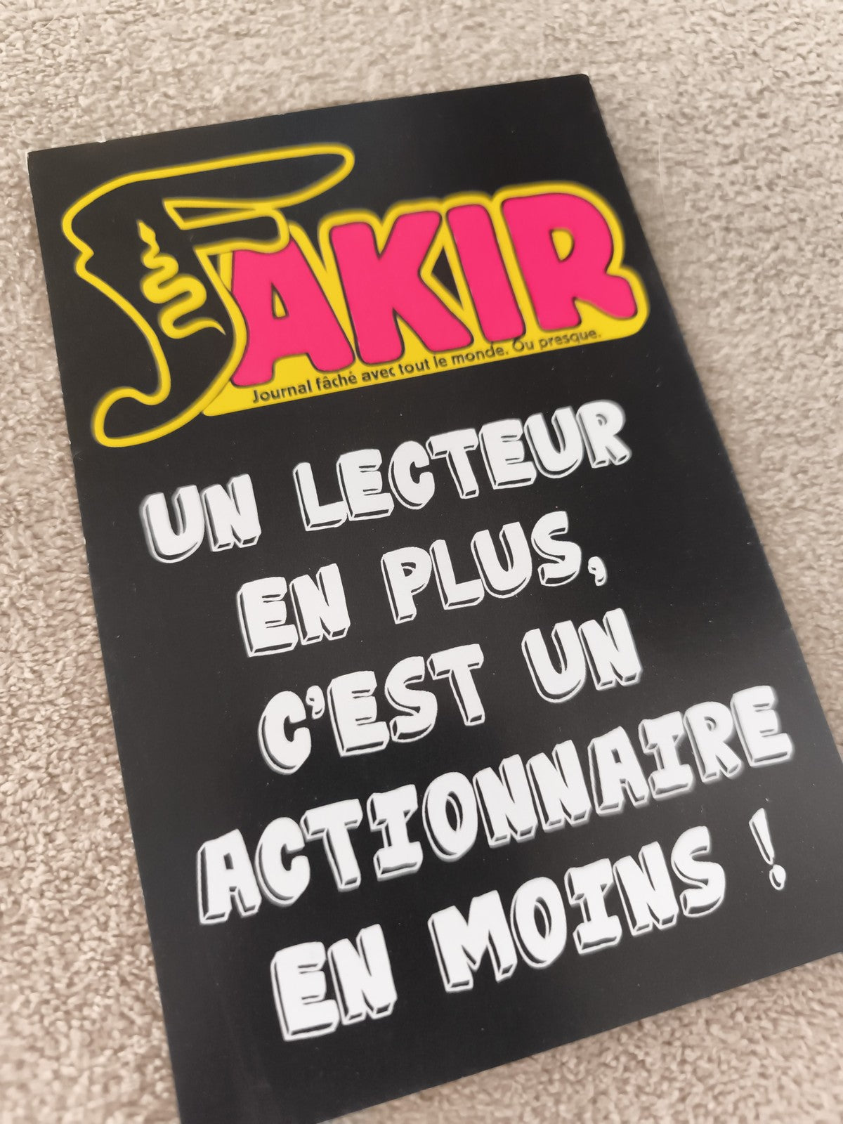 Carte postale Fakir vintage, slogan presse, humour noir, ancien journal