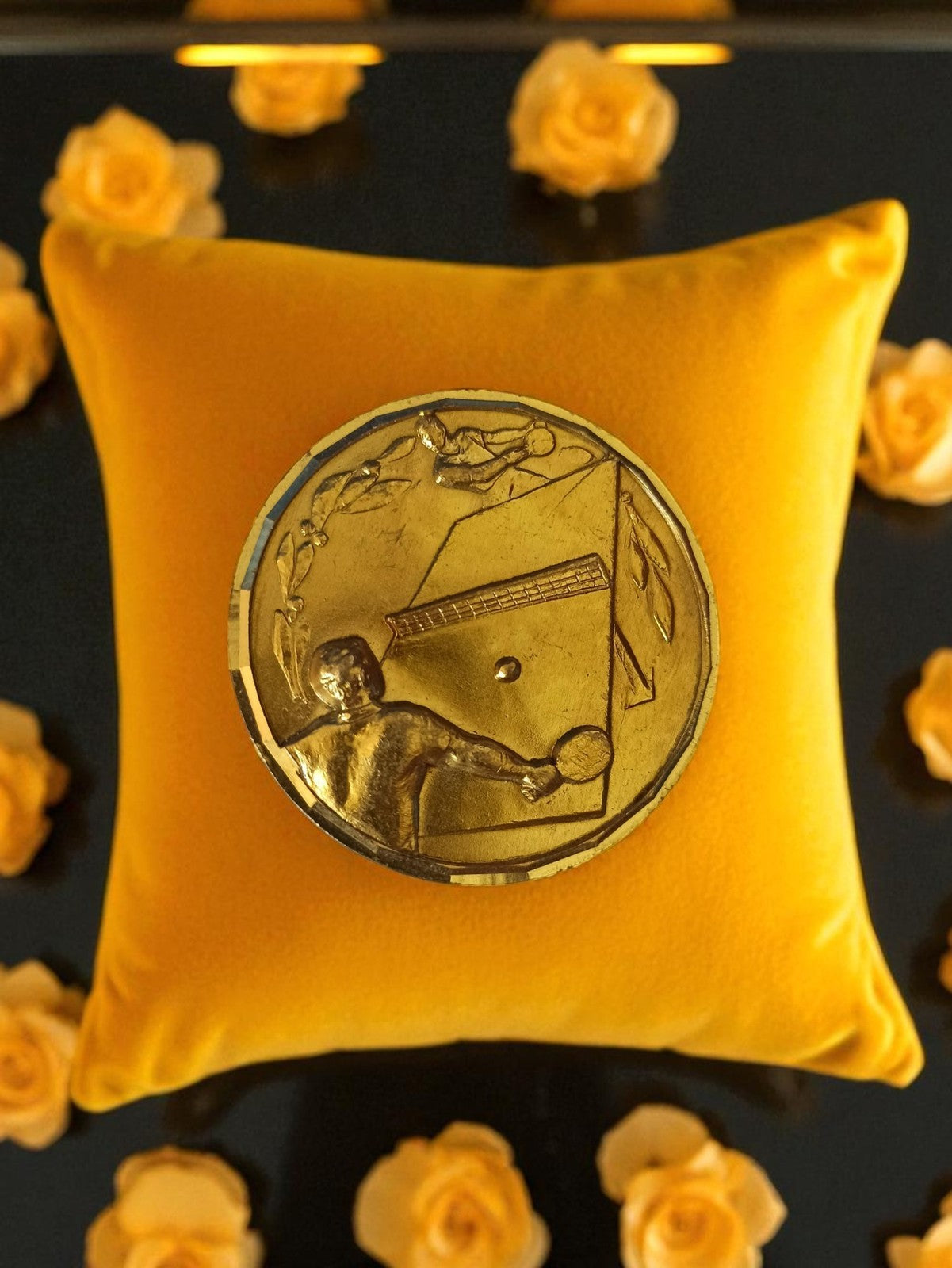 Médaille vintage tennis de table bronze doré joueur, relief sport ping pong