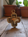 Pendentif croix vintage métal doré années 50, bijou rétro, motif mains