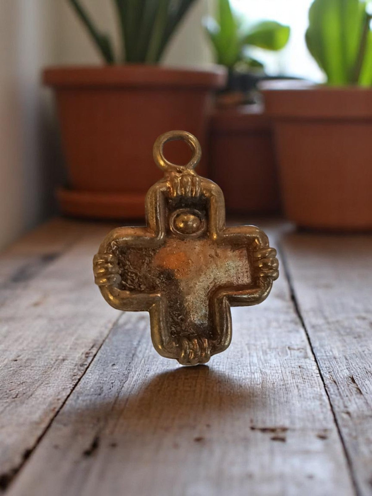 Pendentif croix vintage métal doré années 50, bijou rétro, motif mains