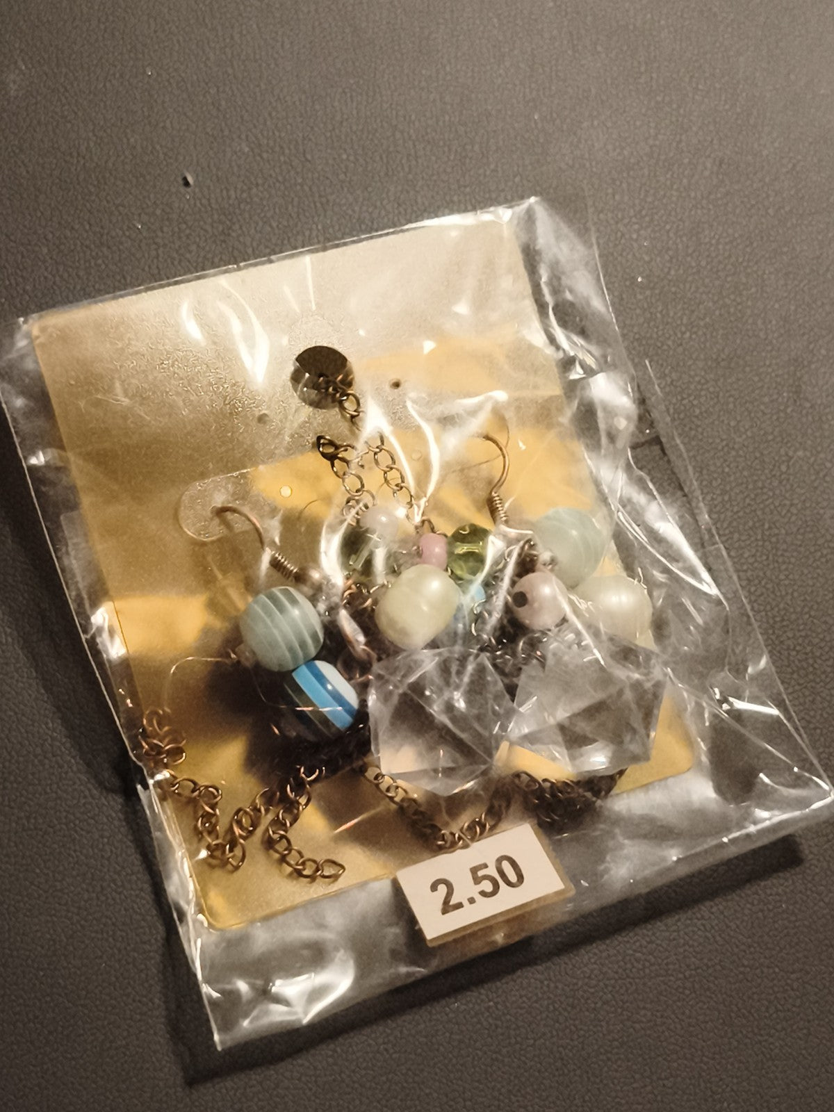 Paire de boucles d’oreilles vintage perles multicolores deadstock, pendentif cha