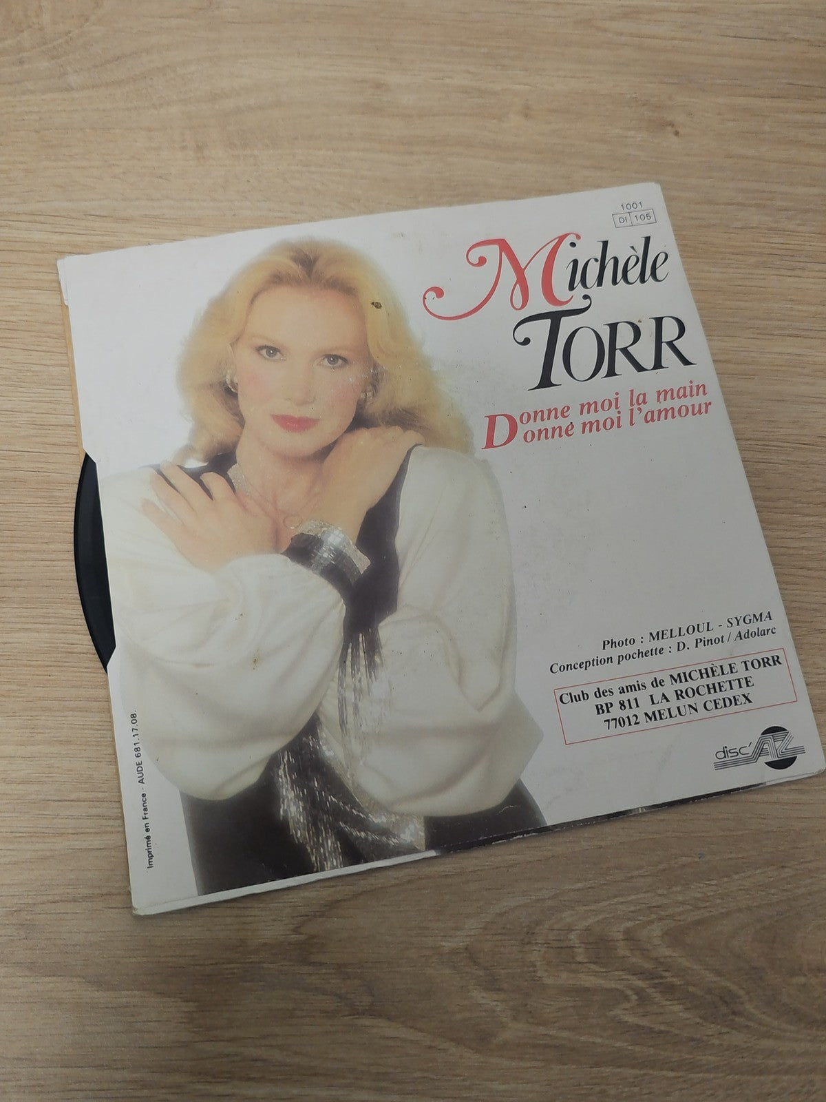 Old retro 45 rpm vinyl by Michèle Torr, vintage record collectible song