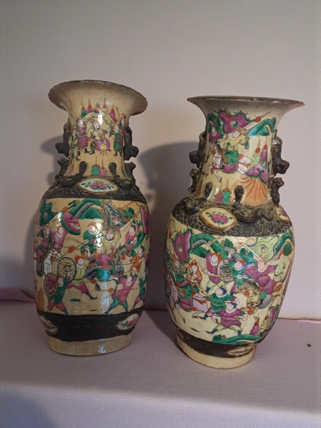 Paire de vases chinois anciens, émaux polychromes, dragons en relief, vintage