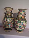 Paire de vases chinois anciens, émaux polychromes, dragons en relief, vintage
