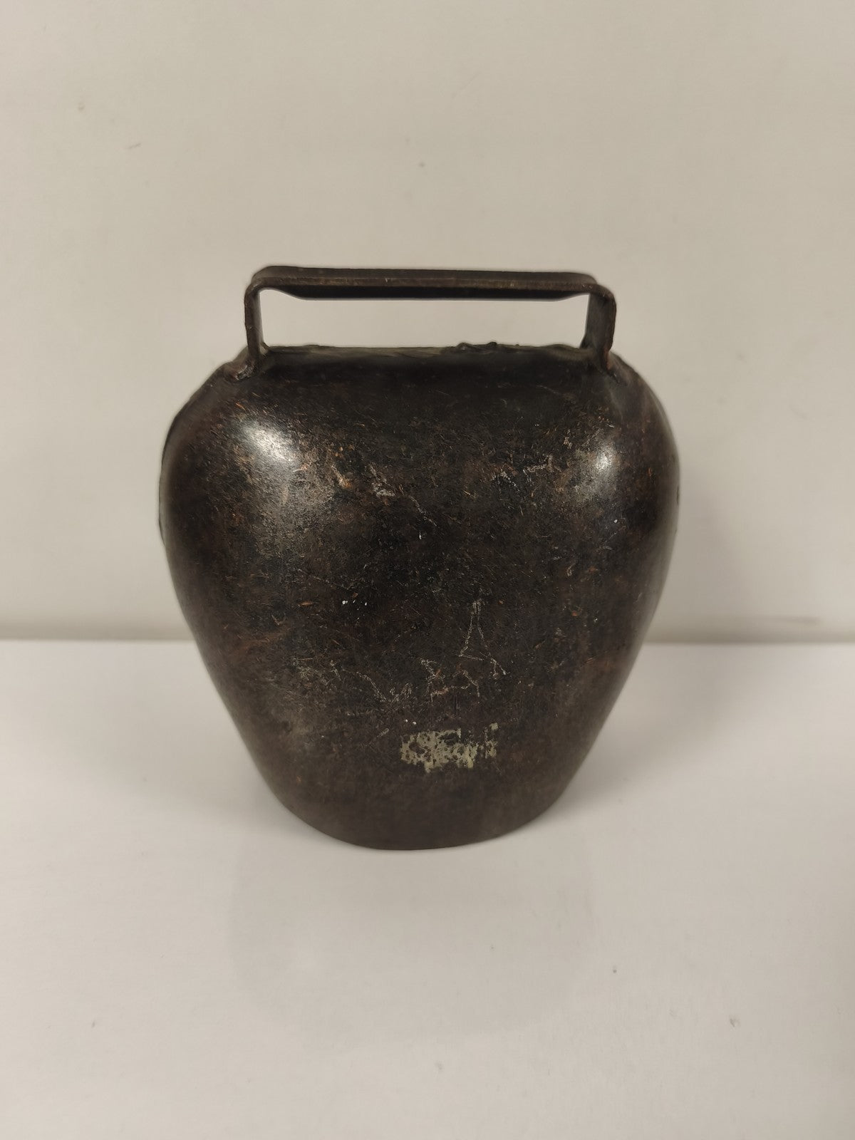 Ancienne grosse cloche en métal patiné, forme arrondie, objet de collection