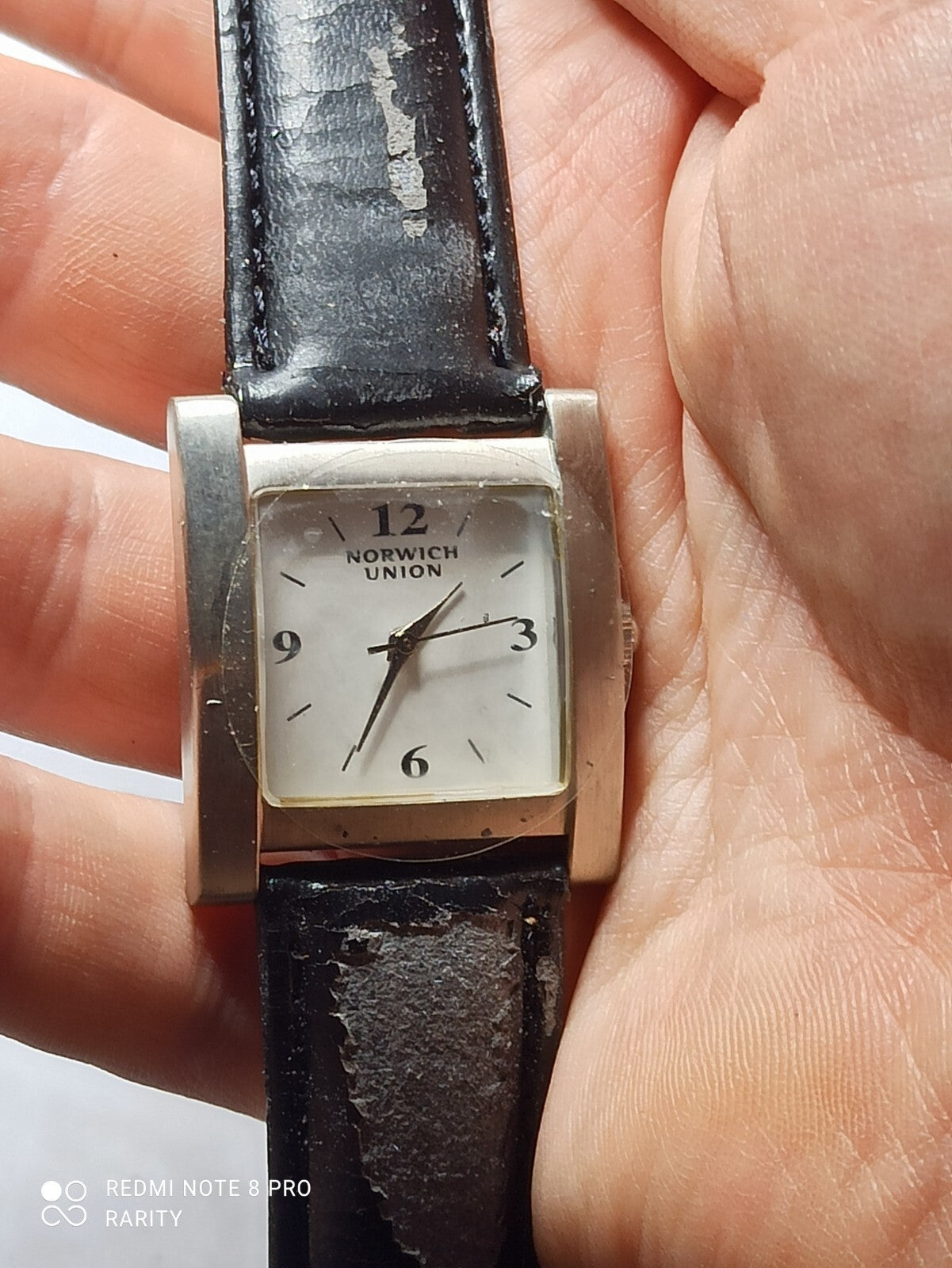 Montre homme vintage Norwich Union quartz cadran carré, bracelet noir usé