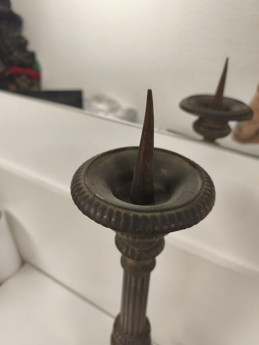 Ancien grand pique-cierge d?autel métal patiné, monté en lampe socle tripode