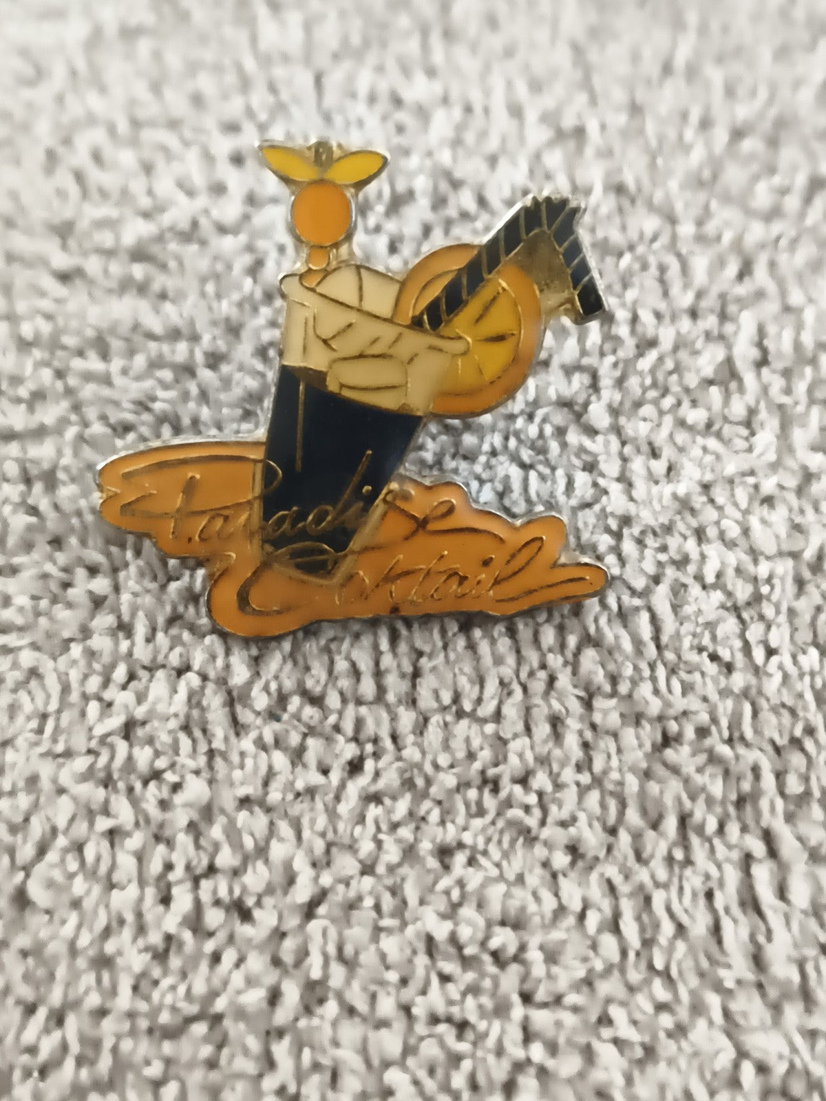 Pin's vintage Paradis Cocktail émaillé, boisson orange, badge rétro (Ref 6)