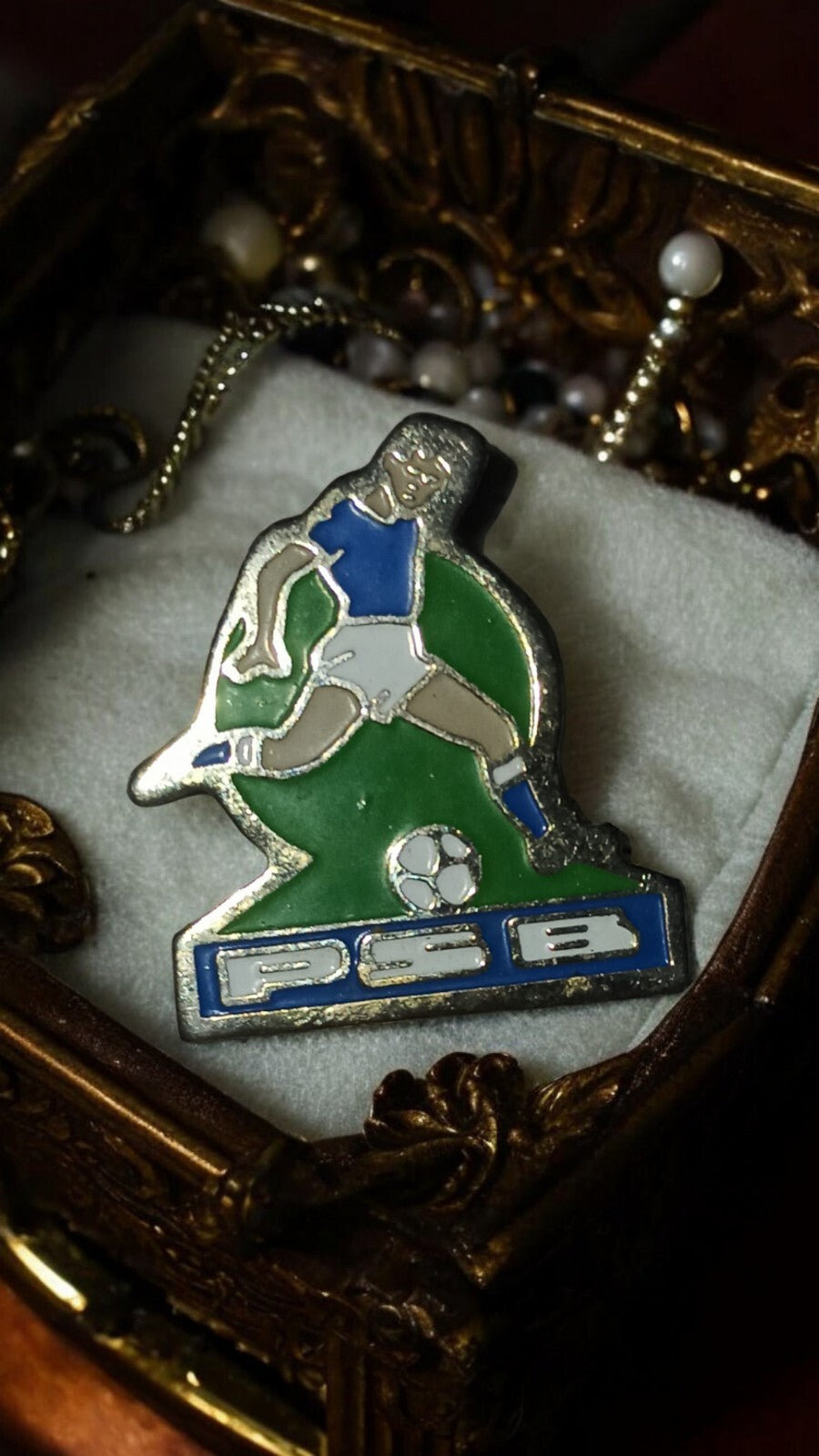 Pin's football vintage PSB ? joueur émaillé bleu vert, original ancien