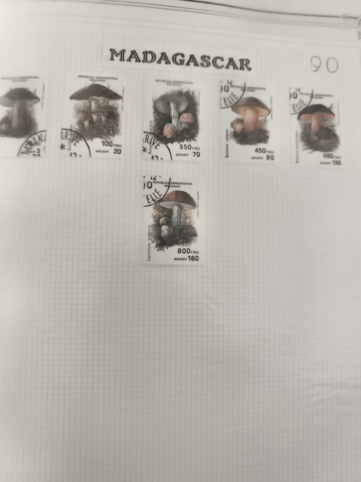 Timbres Madagascar champignons oblitérés série complète philatélie FMG Ariary