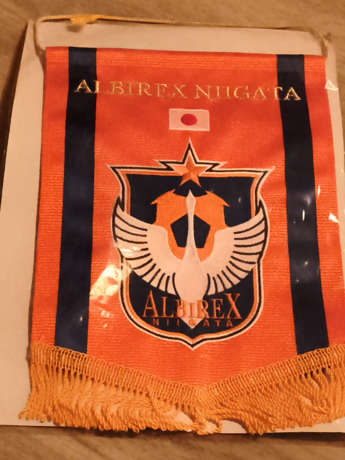 Fanion ancien Albirex Niigata football orange blason brodé vintage Japon
