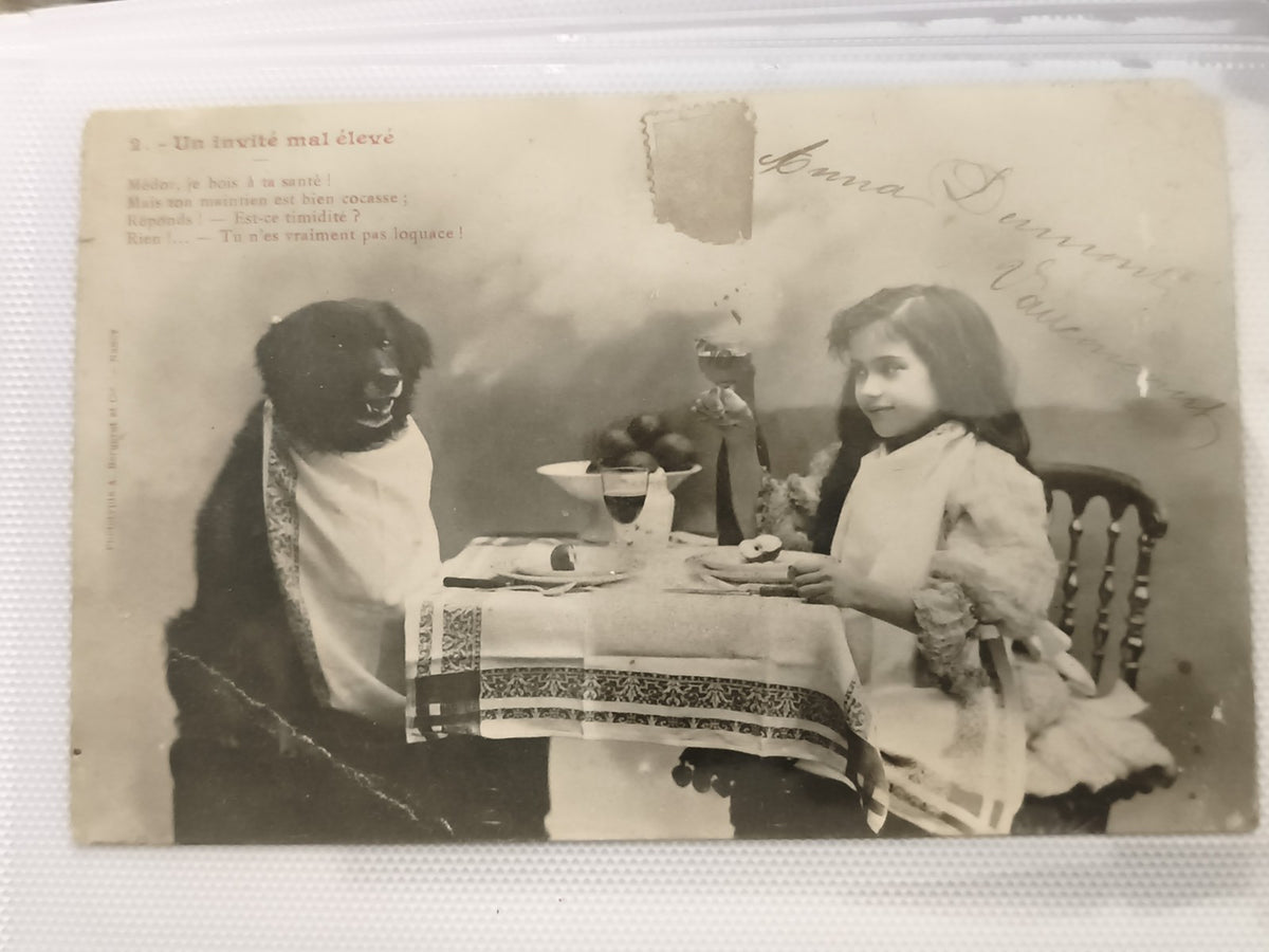 Carte postale ancienne CPA Un invité mal élevé chien fillette humour XXe
