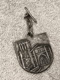 Médaille ancienne église gothique blason, patine argentée, badge vintage