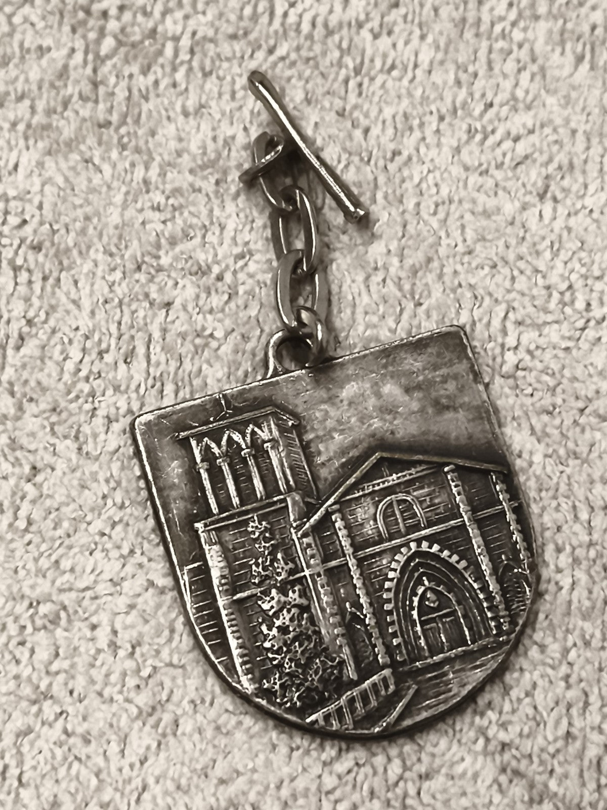 Médaille ancienne église gothique blason, patine argentée, badge vintage