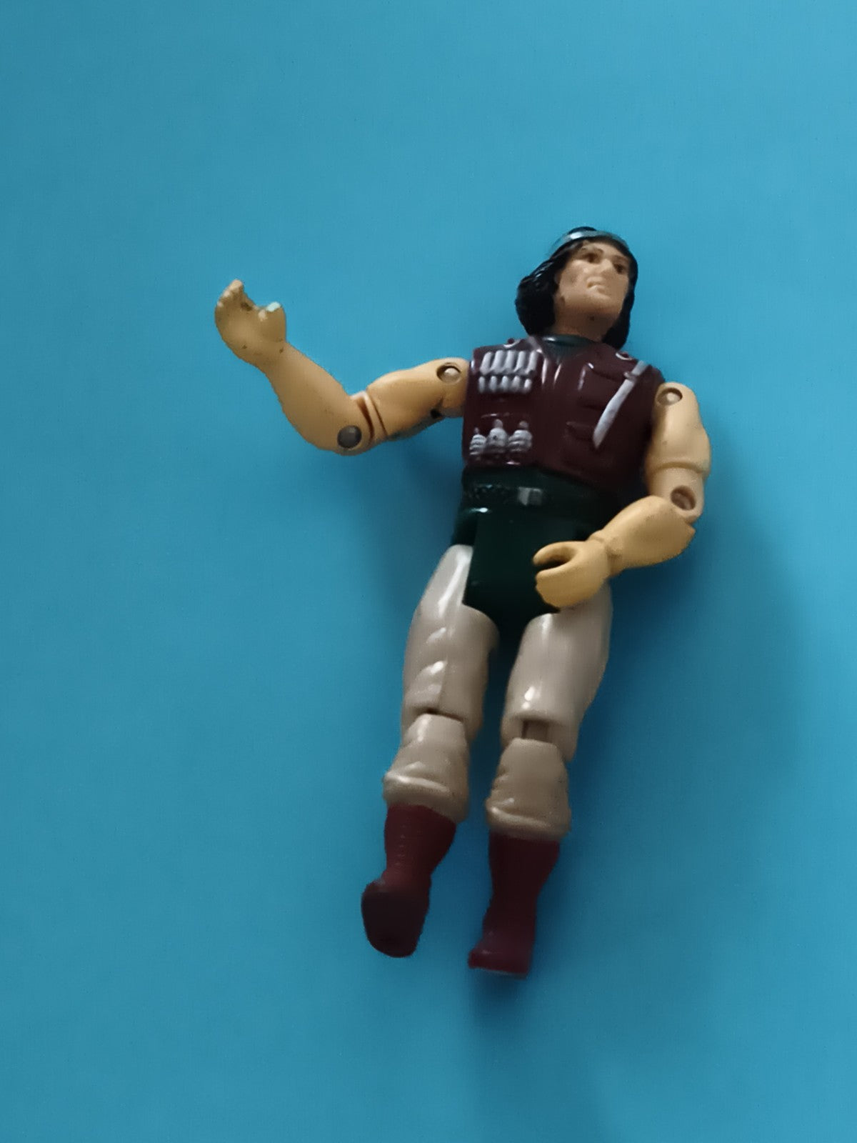 Figurine articulée Gi Joe torse bordeaux pantalon beige bottes rouges