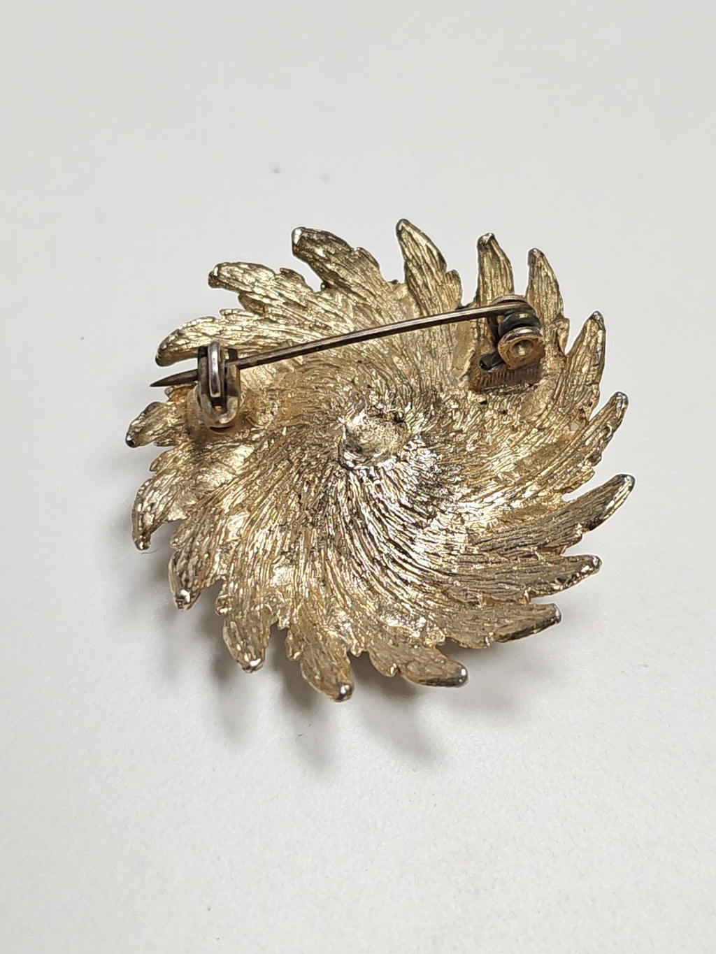 Broche vintage ancienne en métal doré rétro, bijou de collection élégant