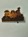 Pin's vintage Ainsi soit nous, illustration personnages, badge ancien rare