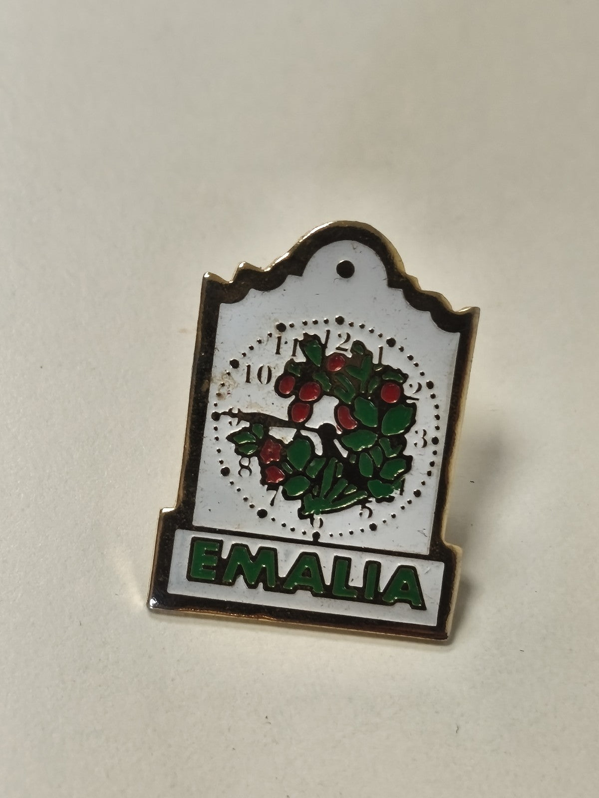Pin's rétro ancien collection Emalia badge vintage rare pour amateur objets anci