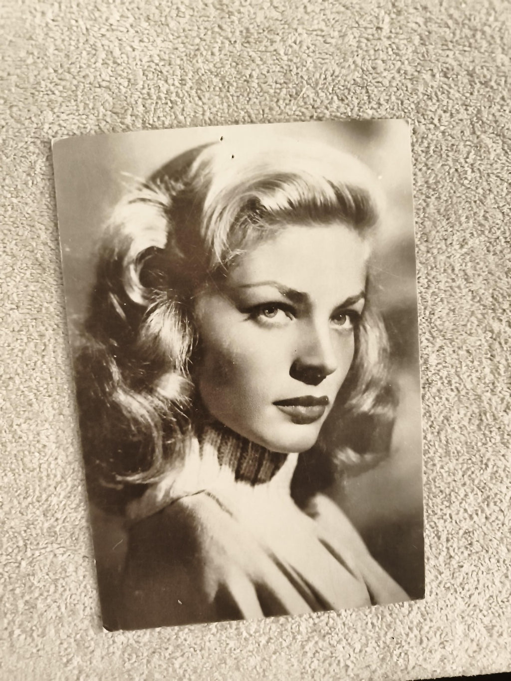 Carte postale ancienne photo glamour Bacall portrait vintage années 40-50