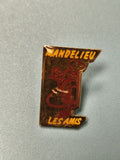 Vintage pin's Mandelieu Les Amis émaillé, forme originale, collection (Ref 4)