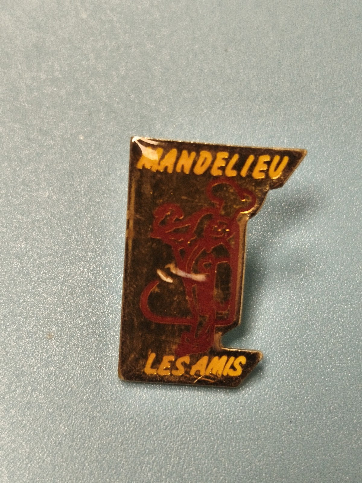 Vintage pin's Mandelieu Les Amis émaillé, forme originale, collection (Ref 4)
