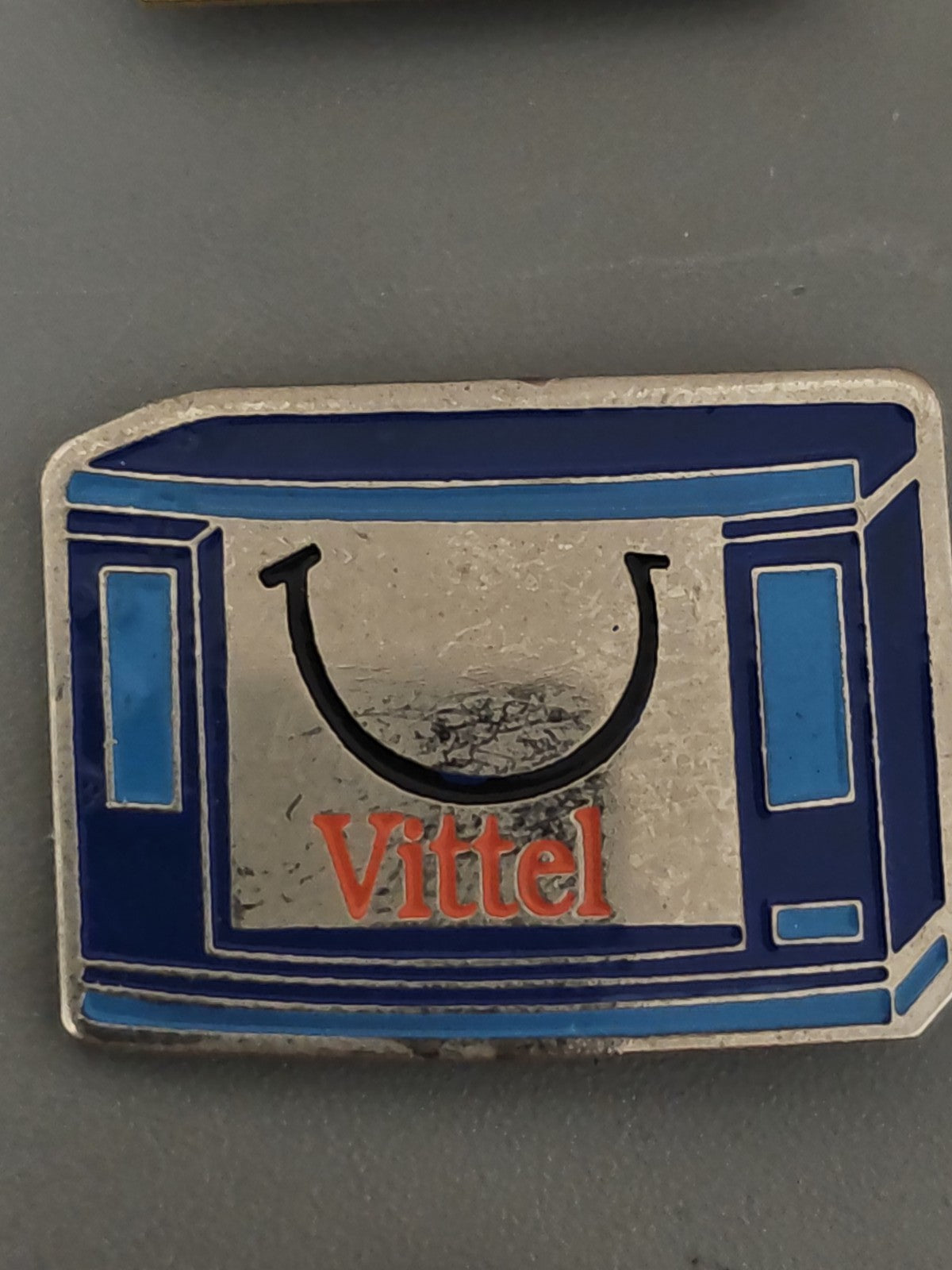 Pin's rétro ancien Vittel pour collectionneur, badge publicitaire vintage France