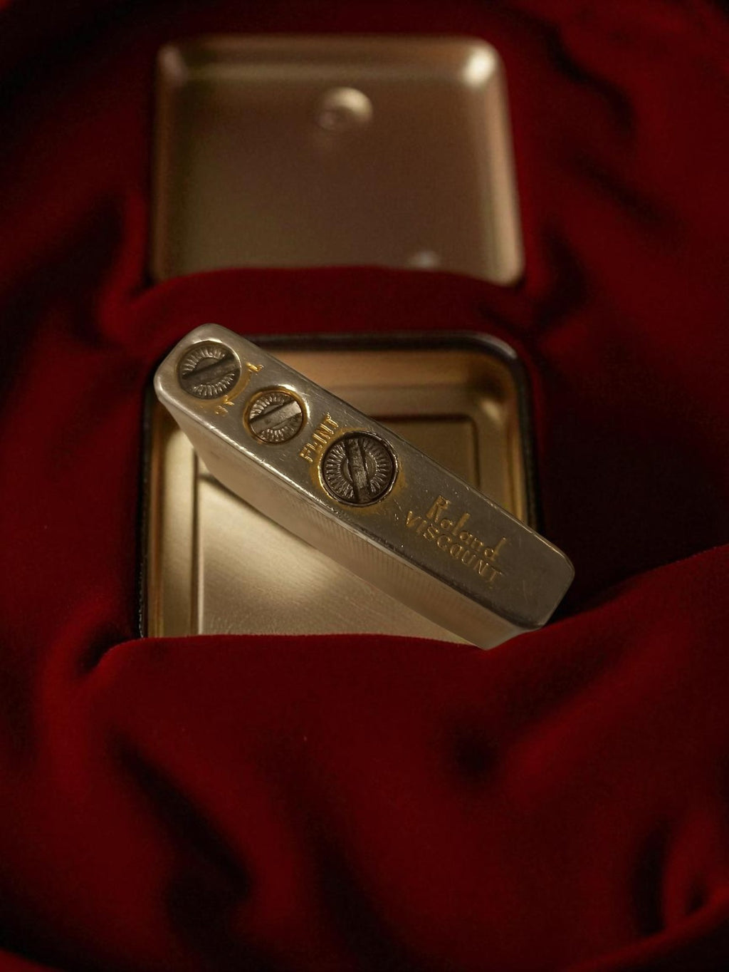 Briquet ancien Roland vintage doré, forme rectangulaire, objet rétro