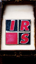 Pin's vintage IRS émaillé badge broche carré rouge noir