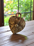 Pendentif vintage cœur métal années 50, bijou rétro original deadstock