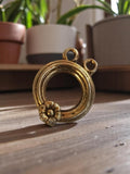 Pendentif vintage rond métal doré fleur années 50 style rétro bijouterie