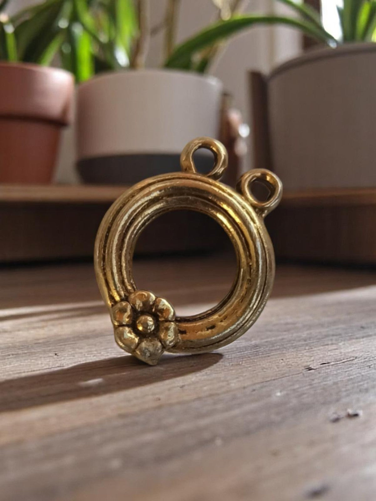 Pendentif vintage rond métal doré fleur années 50 style rétro bijouterie