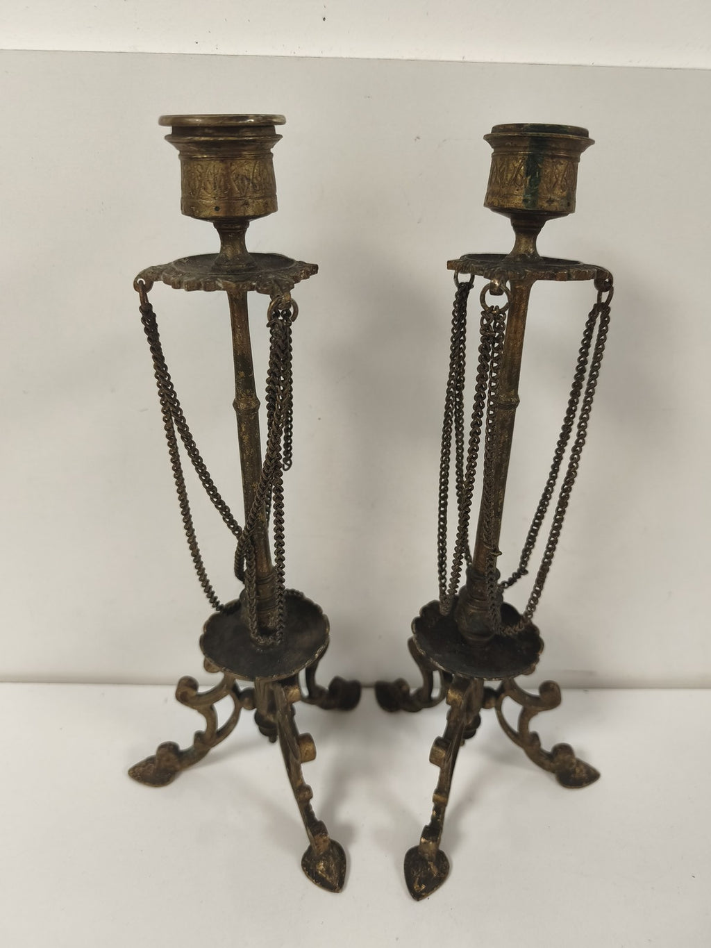 Paire de chandeliers en bronze XIXe, chaînettes et plateaux festonnés