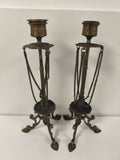 Paire de chandeliers en bronze XIXe, chaînettes et plateaux festonnés