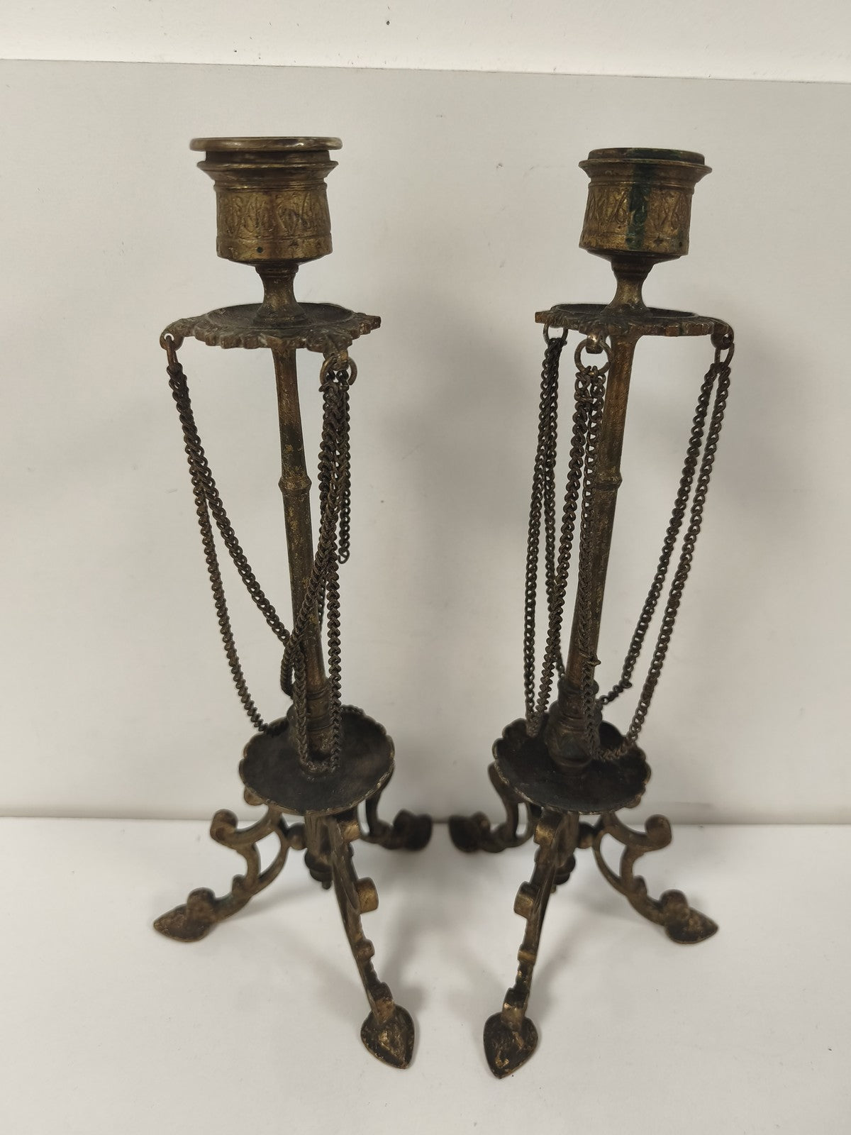 Paire de chandeliers en bronze XIXe, chaînettes et plateaux festonnés