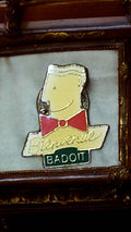 Pin's vintage Badoit serveur n?ud papillon années 80 édition limitée