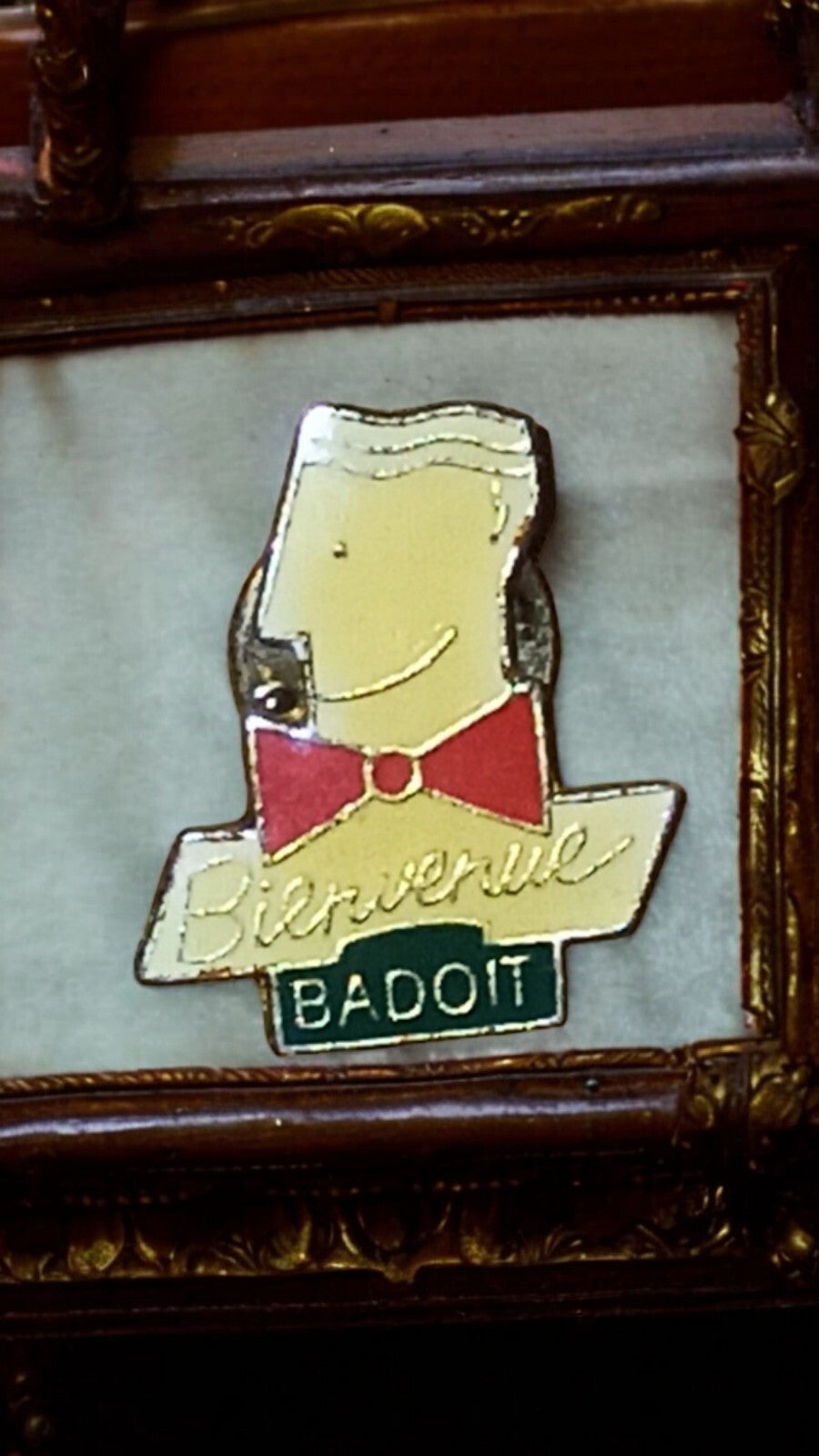Pin's vintage Badoit serveur n?ud papillon années 80 édition limitée